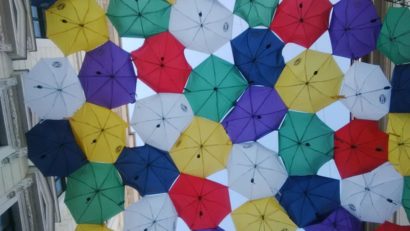 Cupolă din umbrele multicolore pe o stradă din centrul Timişoarei
