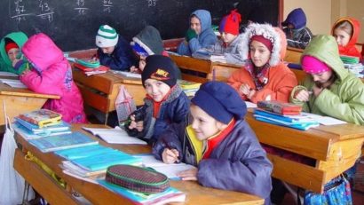 Elevii unui colegiu din Arad stau la cursuri îmbrăcați în paltoane