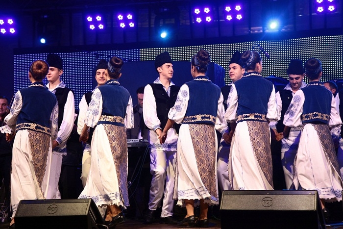Ansamblul “Doina Timişului” și Piti-Show la Târgul de Crăciun