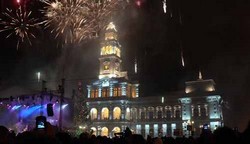 Concerte şi un spectaculos foc de artificii în faţa Primăriei, de Revelion, la Arad