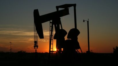 Barilul de petrol a coborât la 55 de dolari, pentru prima dată în ultimii cinci ani