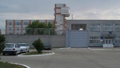 Profesorii care predau la penitenciarul din Arad, în grevă japoneză