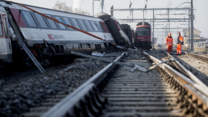 FOTO / Accident feroviar în Elveția! Persoane rănite în urma coliziunii între două trenuri de pasageri