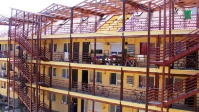 Măsuri anti-furt la Arad: Pază permanentă la un bloc în reparații