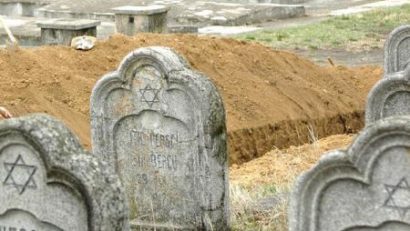 Cinci minori arestaţi pentru implicare în profanarea unui cimitir evreiesc în Franţa