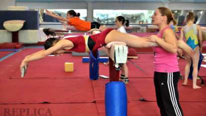 Aparat de fizioterapie donat lotului olimpic de gimnastică junioare