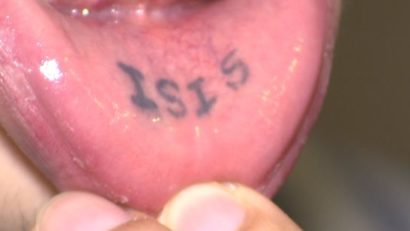 Un american susţine că a fost concediat din cauza tatuajului ‘ISIS’ cu numele fostei sale iubite