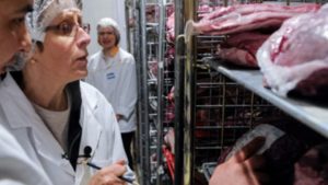 Controale intense în supermarketuri și restaurante înainte de Crăciun