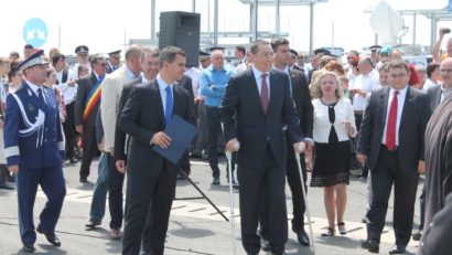 FOTO / Românii pot merge în Ungaria direct pe autostradă. Prmierul Ponta a venit în cârje la deschiderea vămii Nădlac II