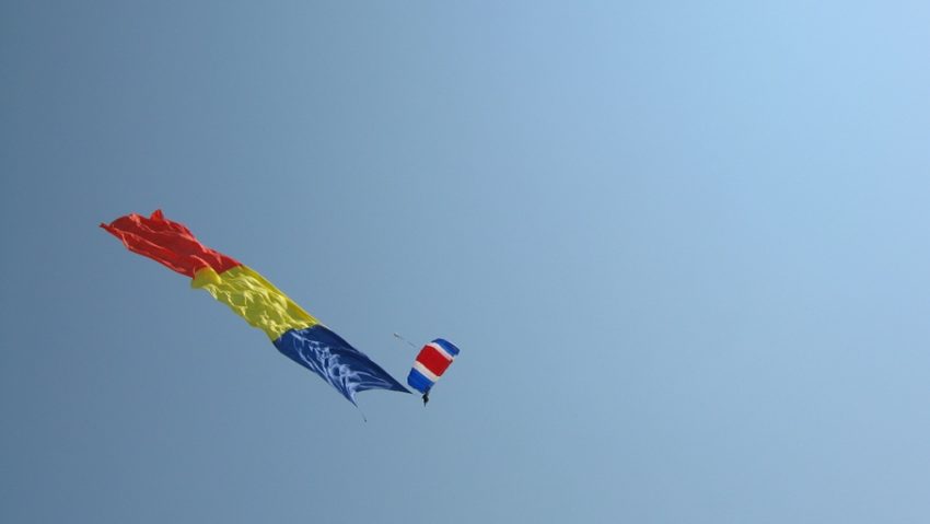 Show aviatic și spectacol pirotehnic pe aeroportul din Caransebeș