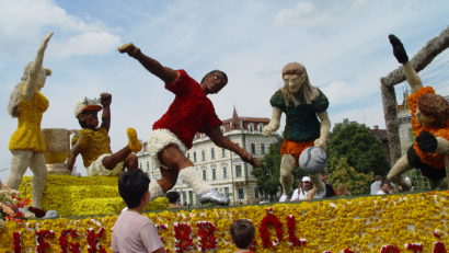 Șase dintre carele alegorice ale „Carnavalul Florilor” de la Debrețin ajung la Oradea