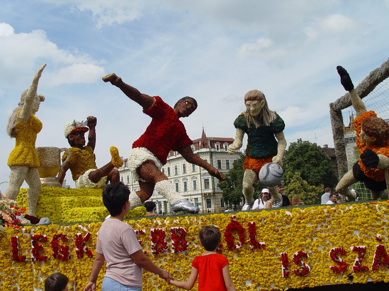 Șase dintre carele alegorice ale "Carnavalul Florilor" de la Debrețin ajung la Oradea