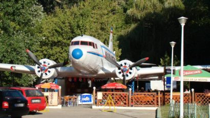 AUDIO / Cu avionul, în Buziaș. Povestea aeronavei rusești transformată în restaurant