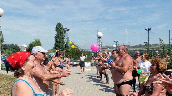 Relaxare şi răsfăţ pentru vârsta a treia, de Ziua Seniorilor Activi, la ştrandul UMT