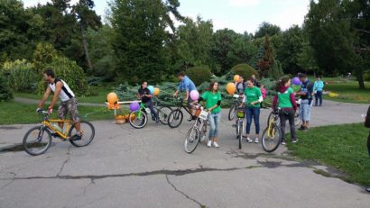 FOTO / Sute de “cititori pe bicicletă” au pedalat pe străzile Timișoarei și s-au oprit să lectureze în aer liber