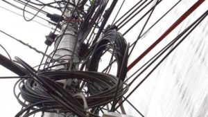Primăria Lugoj le cere operatorilor să elibereze stâlpii supraîncărcați de cabluri