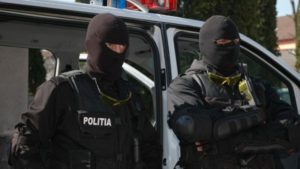 Zeci de percheziţii la presupuşi traficanţi de droguri din Arad