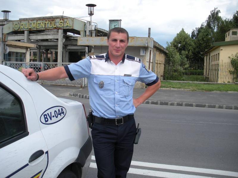 Poliţistul Marian Godină dă flash-uri în sens opus la Deva!