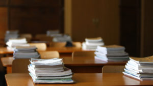Manualele pentru elevii claselor de gimnaziu au ajuns în Timiș