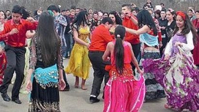Muzică, dans și voie bună de Ziua Internaţională a Romilor, la Caransebeş