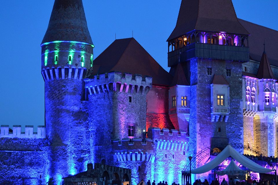 Noaptea Muzeelor în Hunedoara. Video-mapping și Festivalul Luminii la Castelul Corvinilor/ PROGRAM