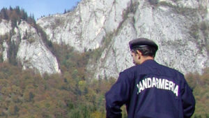 Cuplu blocat în zăpadă pe Transalpina, salvat de jandarmii montani