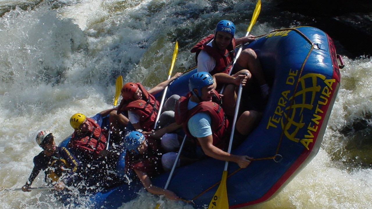 Pasionaţii de rafting devin cârmaci profesionişti pe râul Jiu