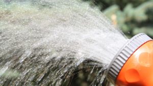 Aquatim: Apa de la rețea nu trebuie folosită pentru irigații sau spălarea mașinilor în timpul caniculei