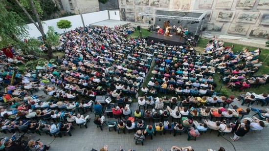 Spectacolul ”Noi și ai noștri” încheie stagiunea Teatrului de Vară din Arad