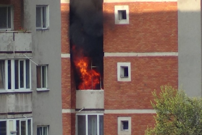 Incendiu puternic într-un bloc din Reșița Incendiu puternic într-un bloc din Reșița