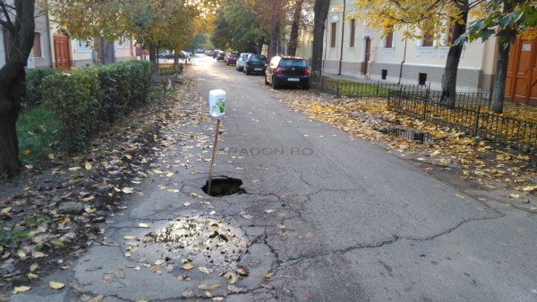 Asfalt surpat pe o stradă din Arad. Un biciclist a căzut în groapa de un metru adâncime