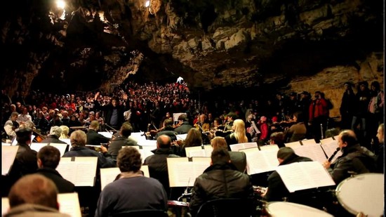 Pregătiri pentru concertul simfonic din Peștera Românești