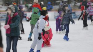 Cursuri de patinaj şi gratuităţi pentru copii la patinoarul din Deva