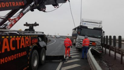 O cisternă încărcată cu motorină a rupt parapeții de pe autostradă în Arad