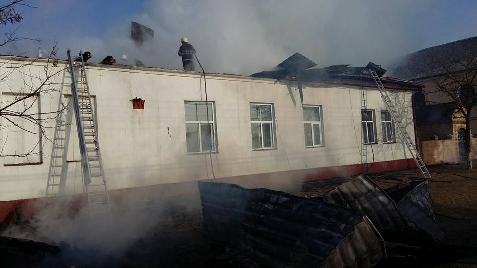 Școala din Sânmartinul Maghiar afectată de incendiu va fi închisă