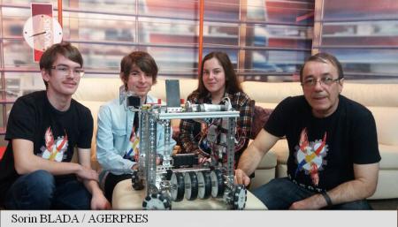 Robot X, invenţia a 20 de elevi de la Colegiul de Informatică din Hunedoara