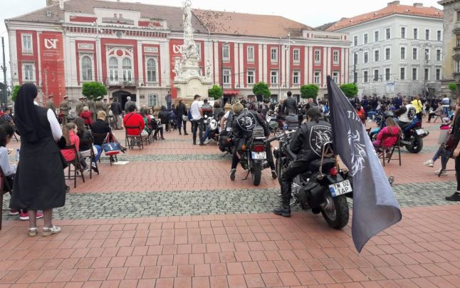 ?? Eveniment original la Timișoara: Scriitori, elevi, militari și motocicliști au citit poezie în centrul orașului