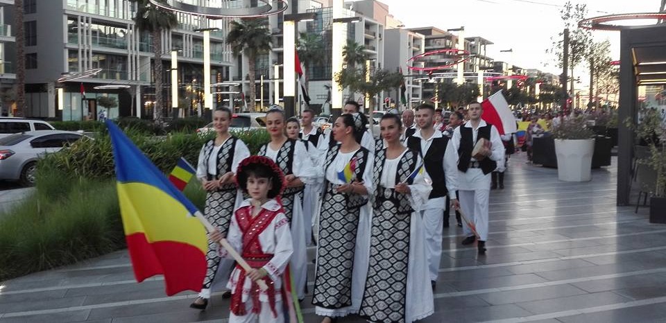 FOTO / Tricolorul românesc purtat de Ansamblul folcloric “Lugojana” în Dubai