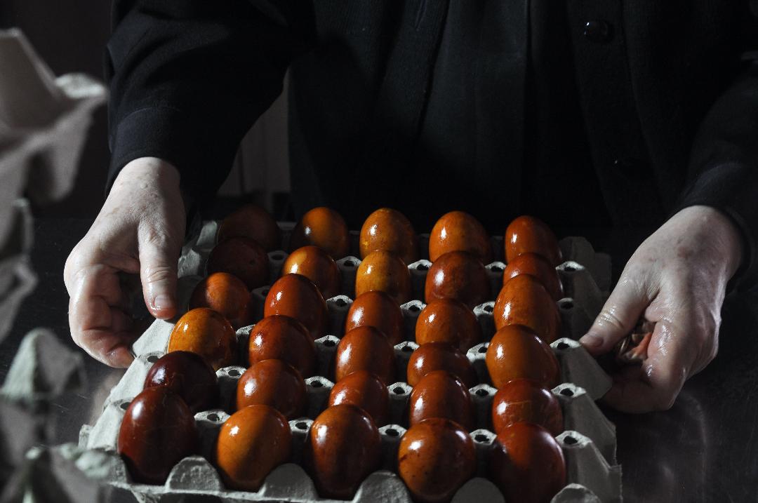 Tradiție păstrată la Mănăstirea Șag-Timișeni: o mie de ouă vopsite natural, în Vinerea Mare