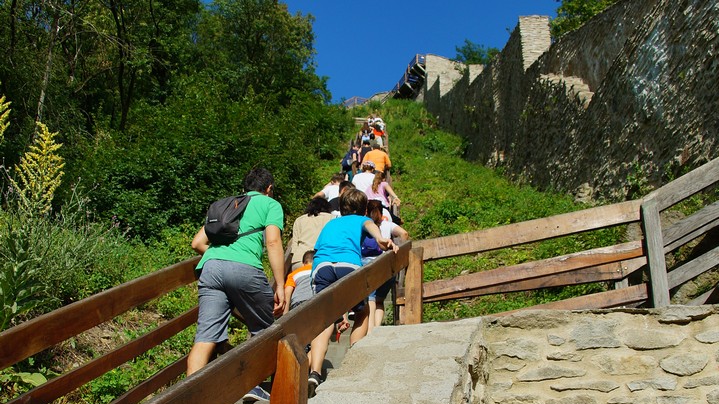 Sute de trepte sunt deocamdată calea spre Cetatea Deva / GALERIE FOTO