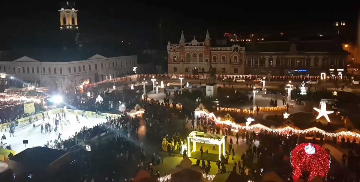 Mii de orădeni au asistat la inaugurarea iluminatului de sărbători Mii de orădeni au asistat la inaugurarea iluminatului de sărbători