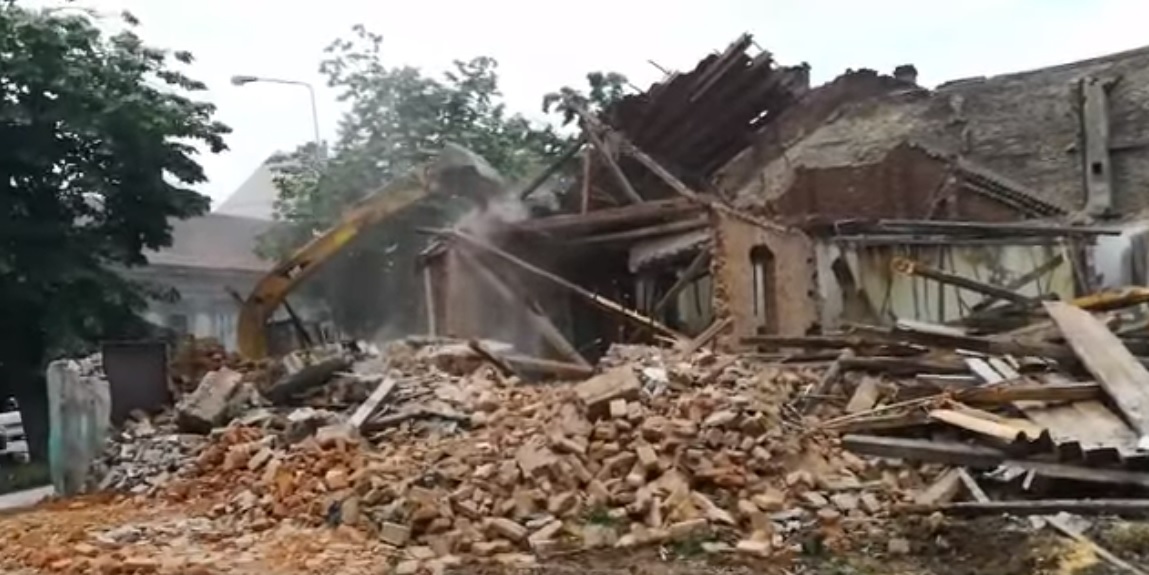 VIDEO/ A început demolarea grădiniței de lângă Colegiul Bănățean. Va fi construită o sală de sport