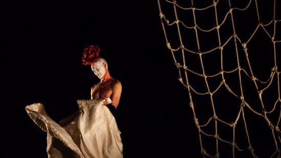 Spectacol de teatru-dans susținut de persoane cu deficiențe de auz și actori ai Teatrului Național Timișoara
