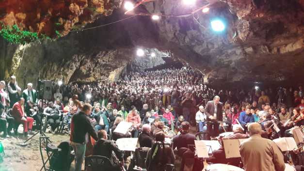 Concerte, sesiuni de tiroliană și instructaje de speologie în Peștera Românești. Sunt așteptați peste 10.000 de participanți