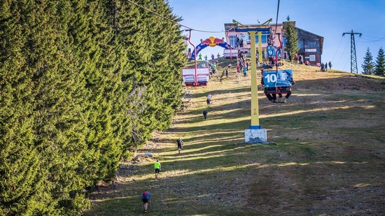 Cei mai buni alergători montani din România se întrec cu telescaunul din Parâng la Red Bull Outrun the Lift