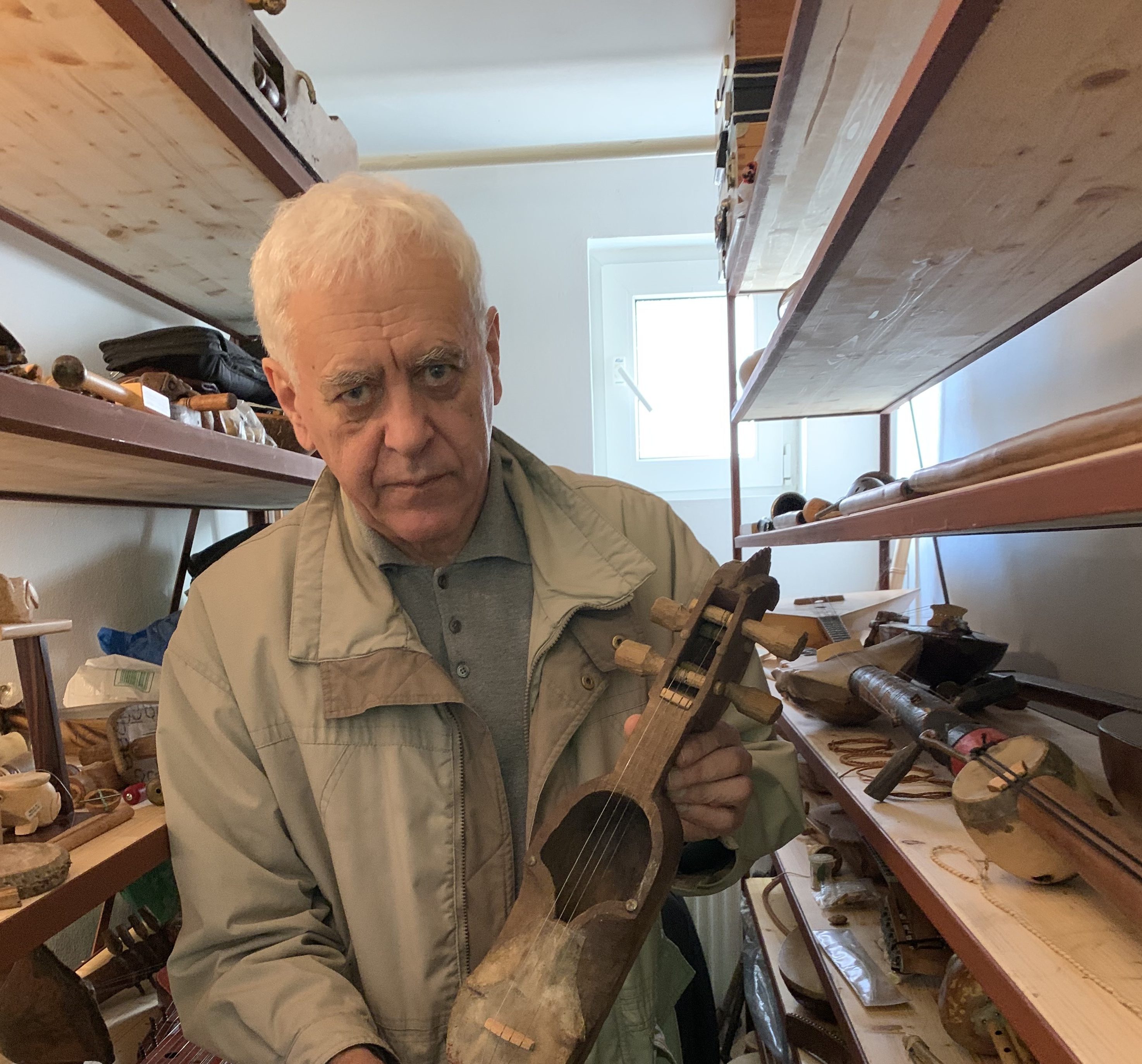 FOTO – REPORTAJ/ Restituiri cultural–tradiţionale: peste 400 de instrumente în colecția profesorului Ovidiu Papană