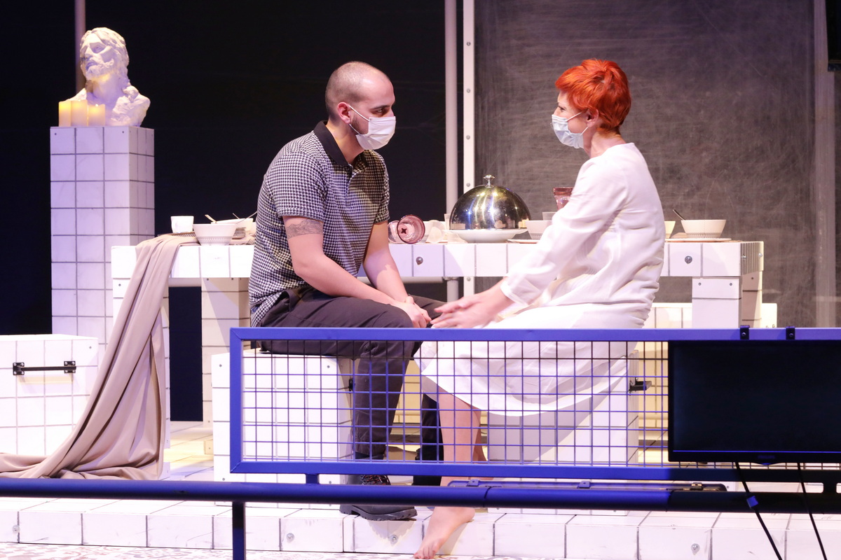 Premieră online la Teatrul Național Timișoara: „Povestea acelor oameni care într-o seară s-au adunat în jurul unei mese”
