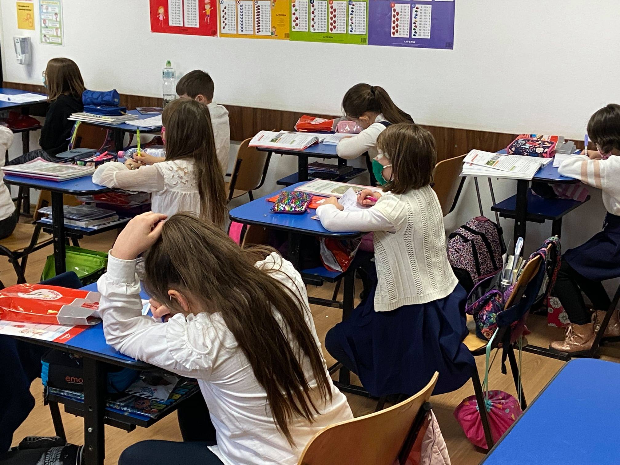 Peste 70.000 de elevi din Timiș se întorc la școală