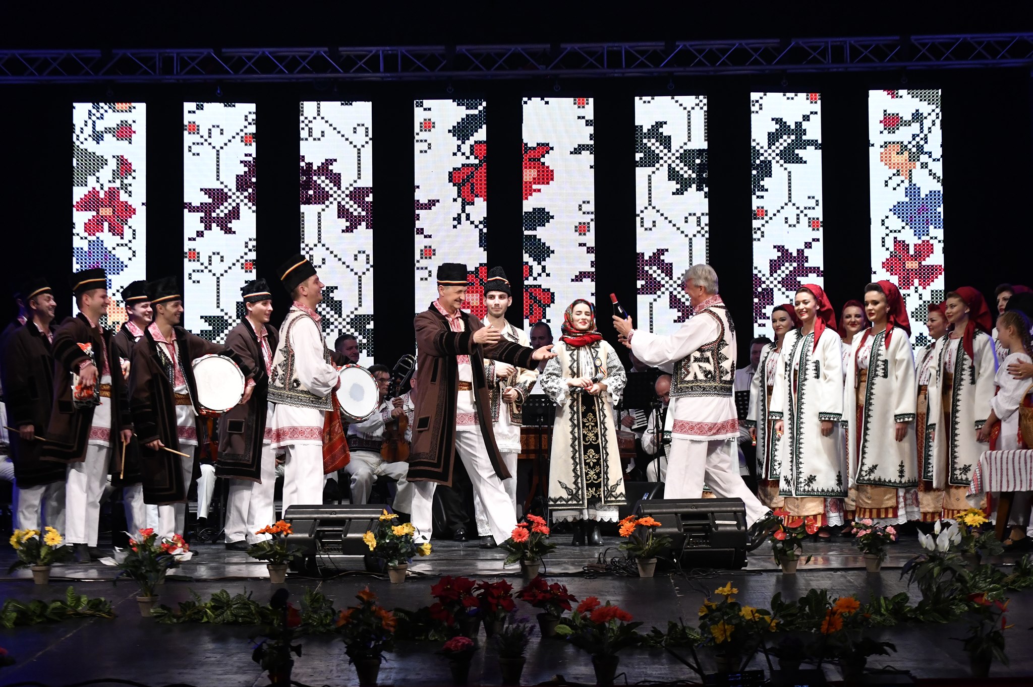 Ansamblul Profesionist Banatul și invitații săi pe scena Festivalului „Parcul Crăciunului” la Muzeul Satului Bănățean din Timișoara