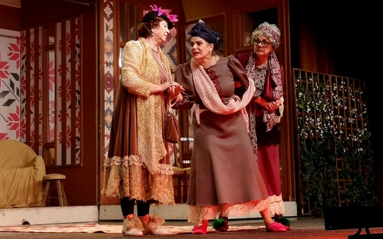 Maia Morgenstern, Carmen Tănase și Adriana Trandafir în ”Gaițele”, pe scena Operei din Timișoara